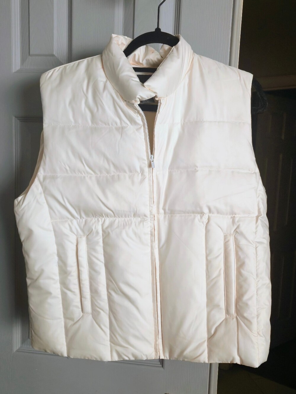 Banana Republic Women's White Bubble Zip Up Vest. Nice Quality. L